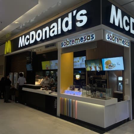 Imagem de interna da loja mc donald´s