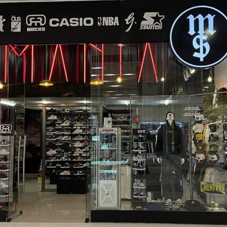 Imagem de interna da loja mania street wear
