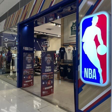Imagem de interna da loja nba store