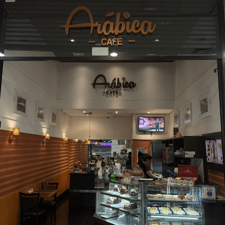 Imagem de interna da loja arábica café