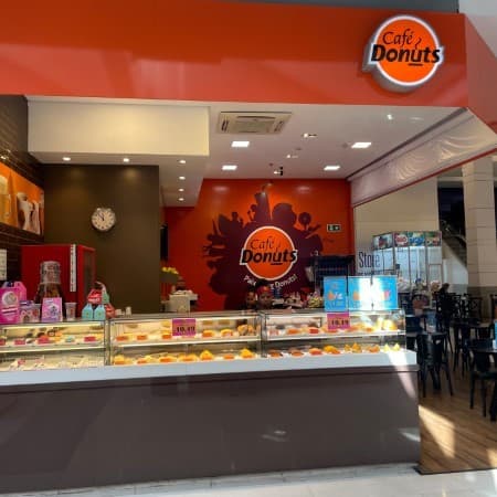 Imagem de interna da loja café donuts