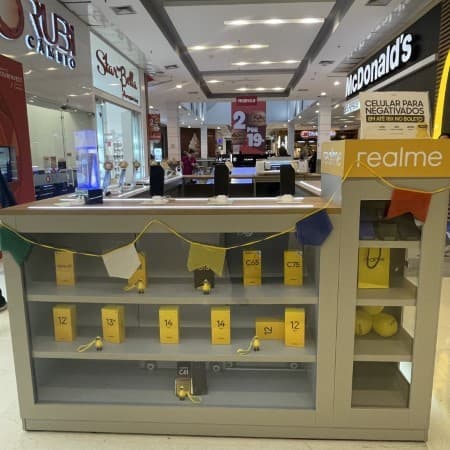 Imagem de interna da loja realme