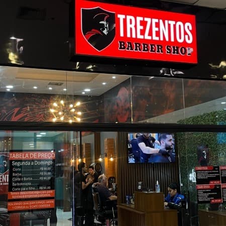 Imagem de interna da loja trezentos barber shop
